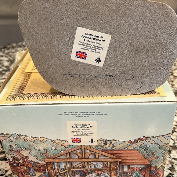 David Winter Cottages Castle Gate. SIGNED! - Picture 6 of 7